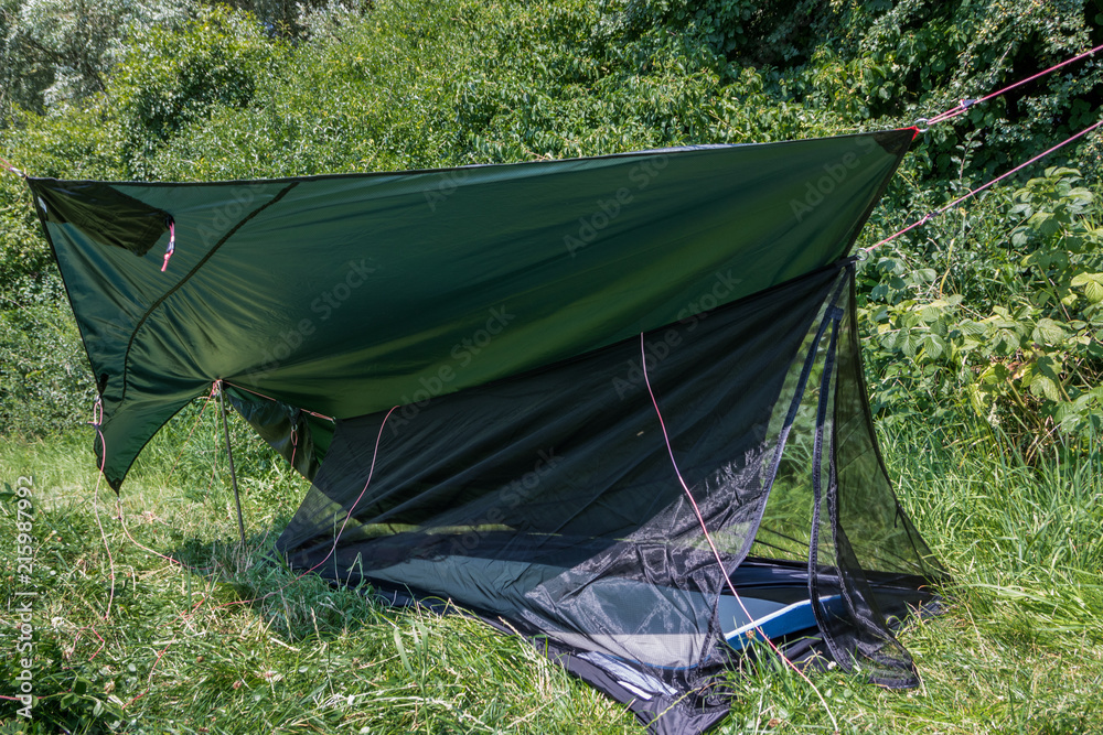 Aufbau Insektenschutz Ein-Mann-Zelt und Wetterschutz Tarp Stock Photo |  Adobe Stock