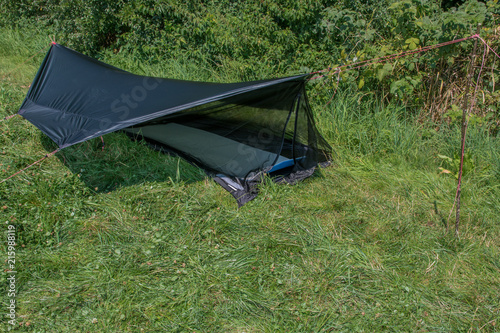 Insektenschutz Ein-Mann-Zelt mit Iso Matte und Wetterschutz Tarp auf Wiese