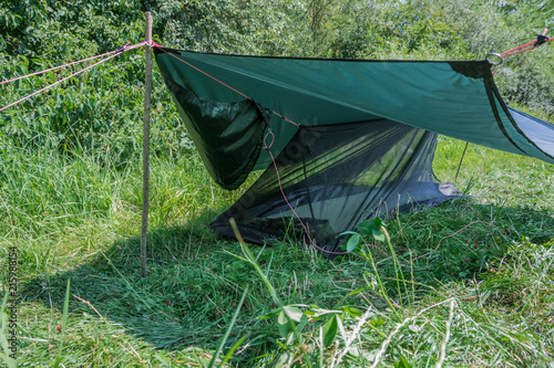 Insektenschutz Zelt und Wetterschutz Tarp auf Wiese