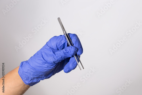 hand mit pinzette