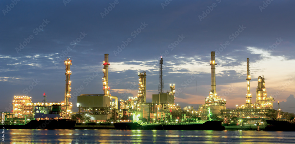 Fototapeta premium Oil refinery in morning