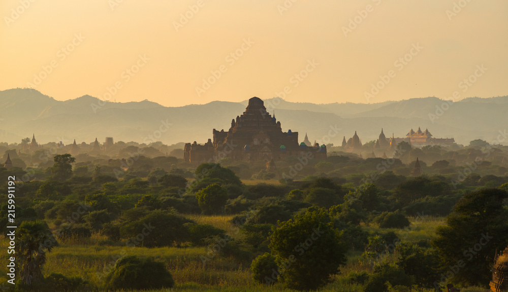 Obraz premium The beautiful landscape of Bagan plains the land of thousand pagoda in Bagan the first kingdom of Myanmar during sunset. 