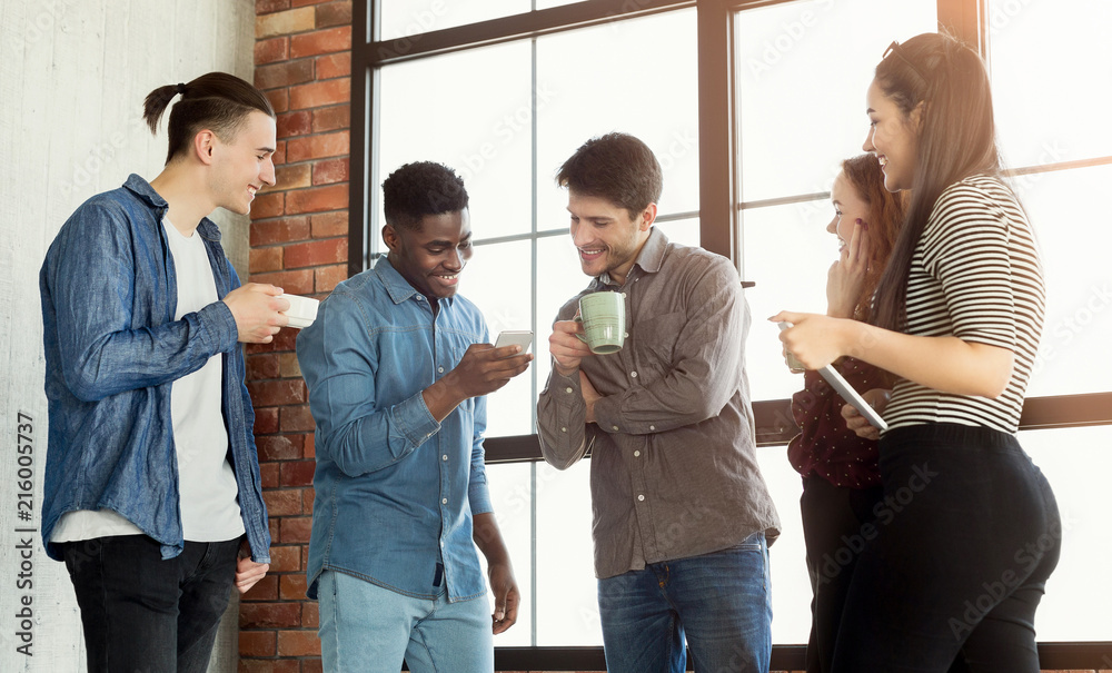 Obraz premium Coffee break chat at office