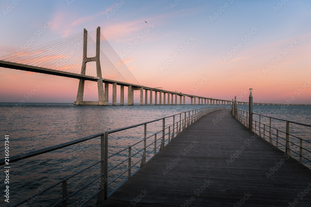 Ponte Vasco da Gama ao por do sol, Lisboa, Portugal