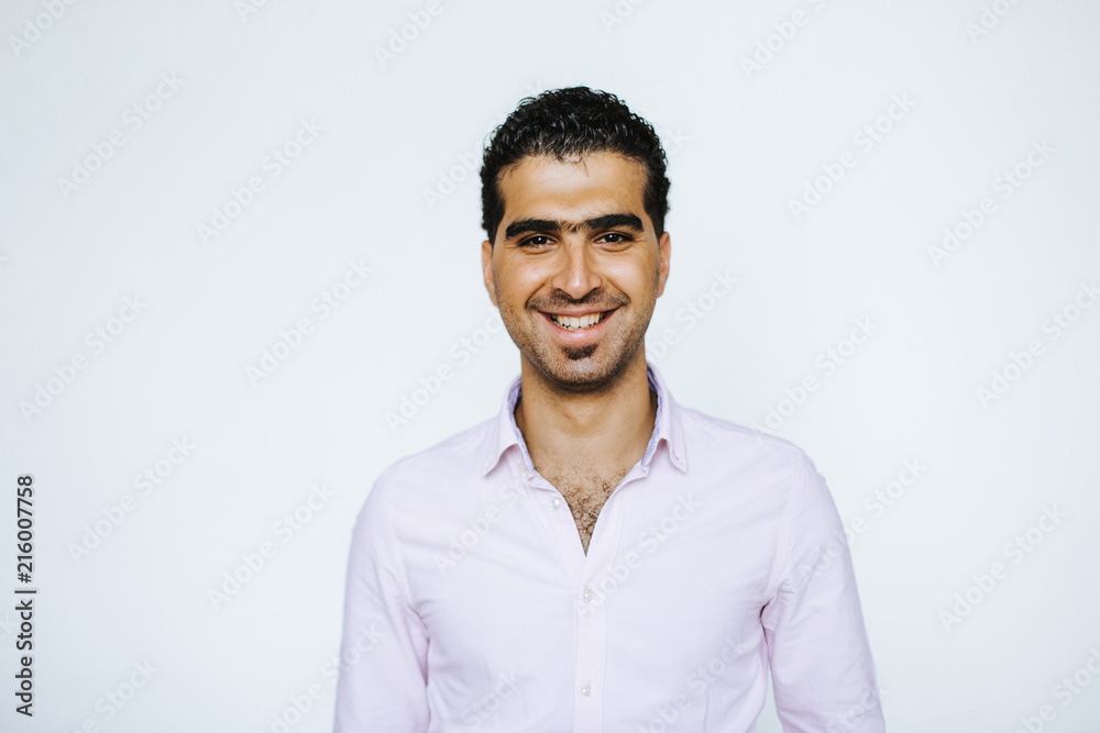 Fröhlicher, selbstbewusster syrischer Mann Fröhlicher, selbstbewusster syrischer Mann