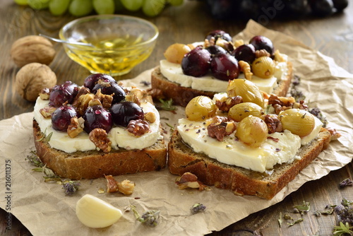 Crostini with roasted grapes, goat cheese, walnuts and honey