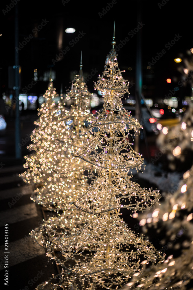 Christbaum mit Lichtern und Schmuck auf der Straße