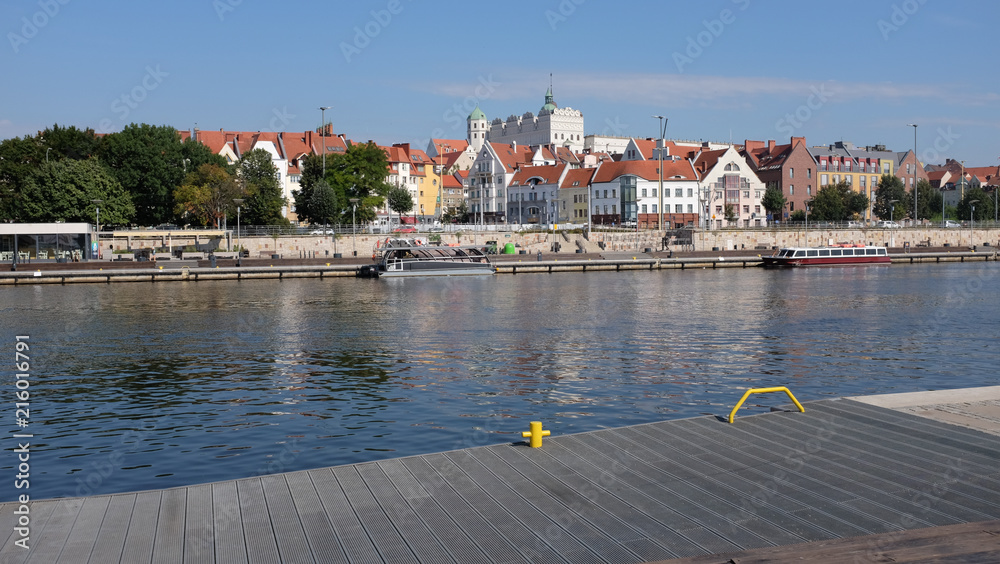 Obraz premium Szczecin. night view of the river and coastal boulevards.