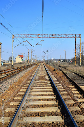 Puste tory kolejowe i infrastruktura kolejowa.
