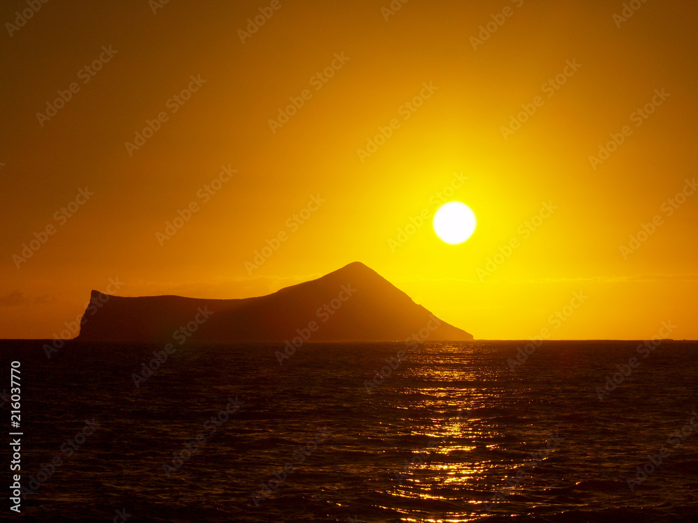 Naklejka premium Sunrise over Rabbit (Manana) Island in Waimanalo Bay