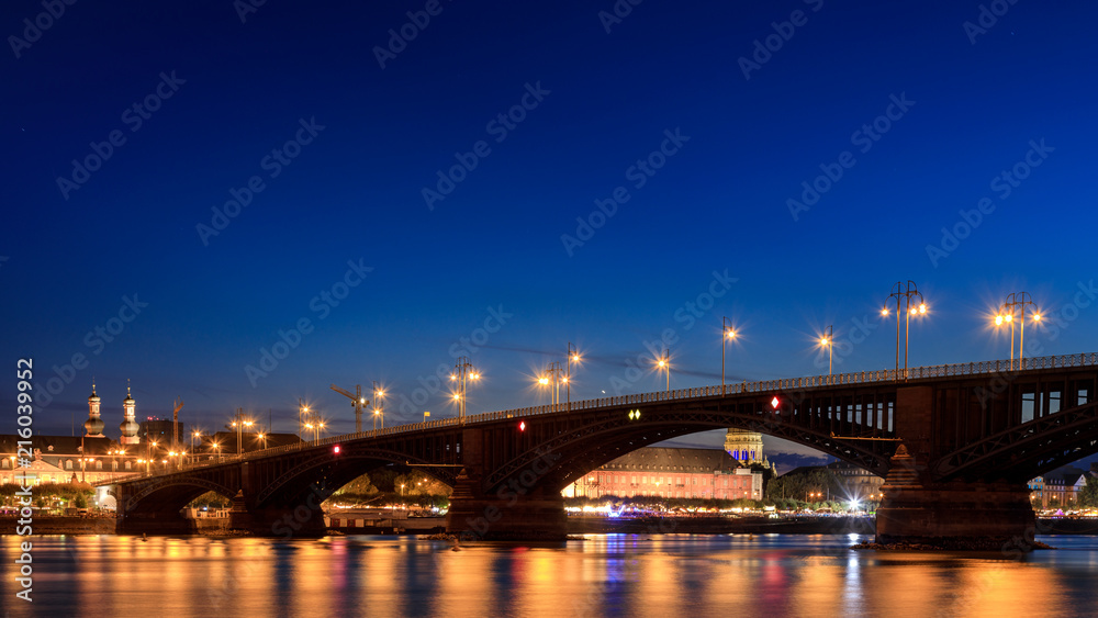 Theodor Heuss bridge at night