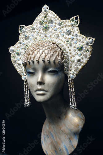 Head of mannequin in creative white pearl kokoshnick