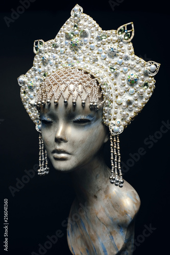 Head of mannequin in creative white pearl kokoshnick