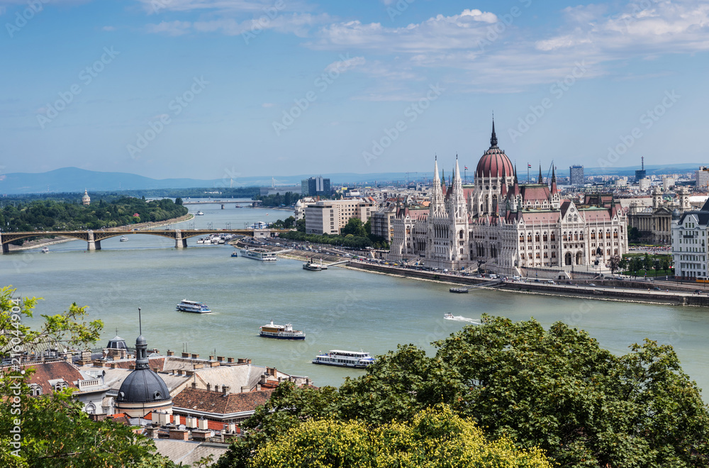 Naklejka premium Budapest – Parlamentsgebäude und Margaretenbrücke