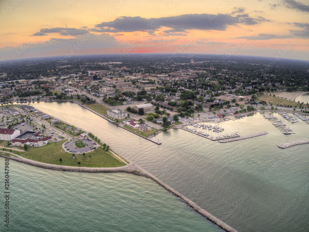 Aerial Sunset View of Sheboygan, Wisconsin on Lake Michigan - obrazy, fototapety, plakaty 