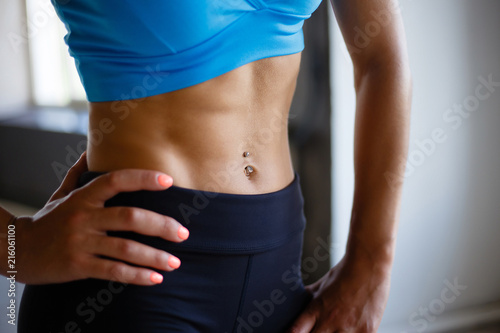 Платно Fit woman with perfect six-pack abs close up