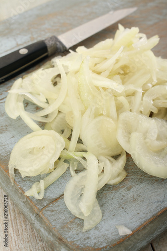 preparing peeled onios