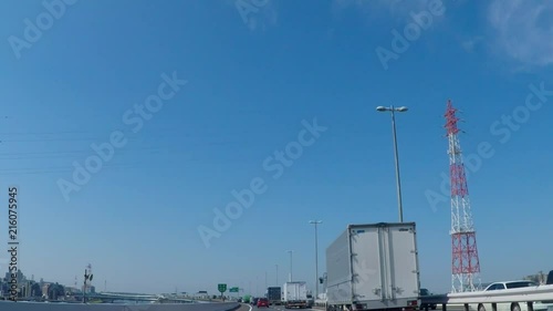 日本の道路。青空の首都高速中央環状線を走行