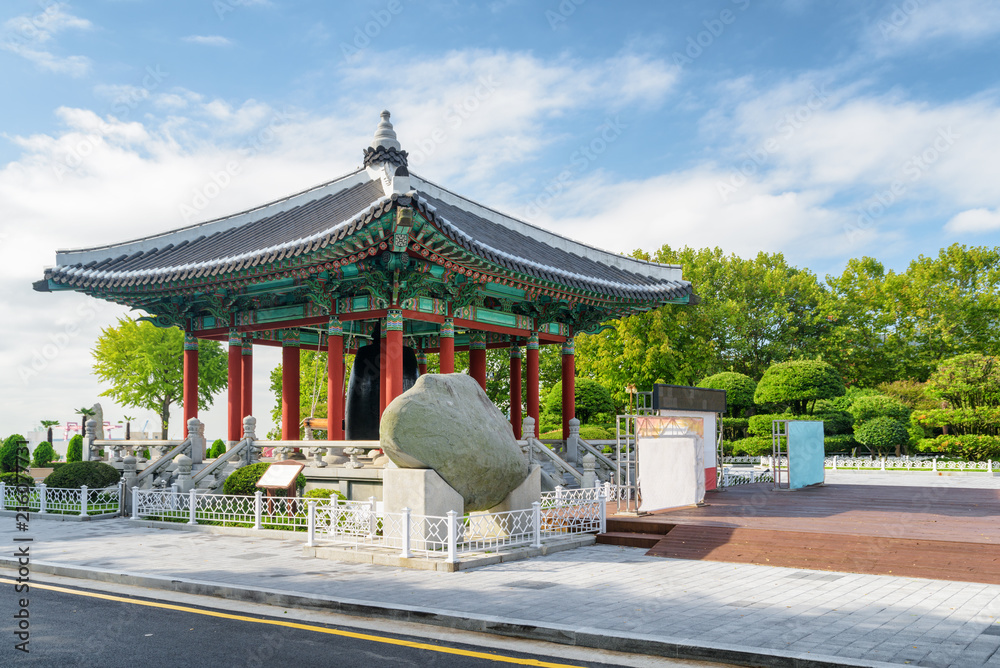 Obraz premium Scenic view of bell pavilion in Busan, South Korea