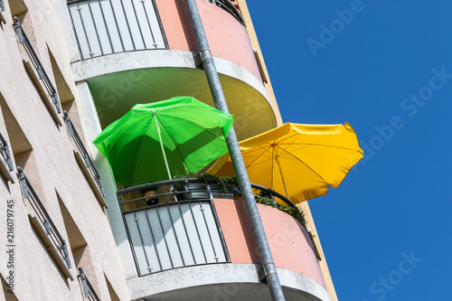Balkon mit Sonnenschirmen