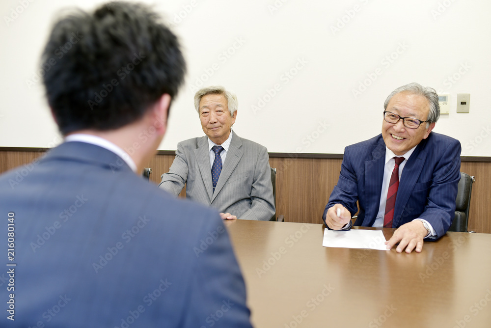 就職面接を受ける若い男性 就職面接を受ける若い男性