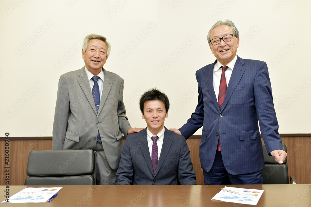笑顔の若手ビジネスマンと重役 笑顔の若手ビジネスマンと重役