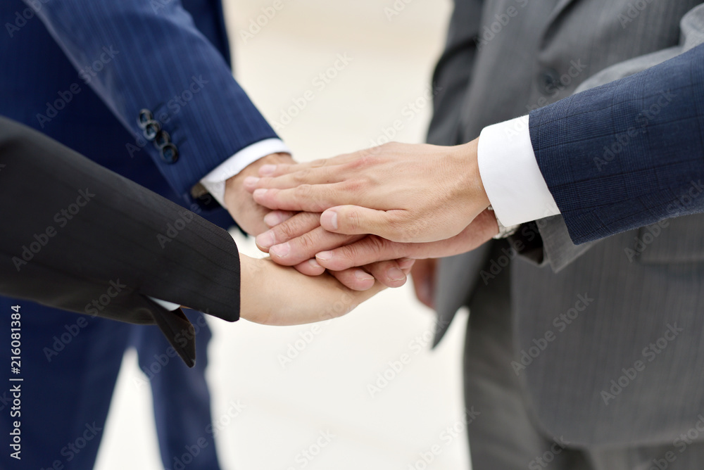 円陣を組み手を重ね合わせるビジネスマン Stock 写真 Adobe Stock