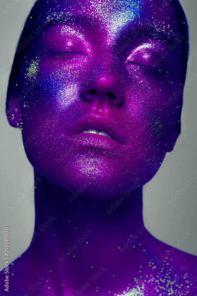 Fototapeta premium Przestrzeń kobiety. Kreatywny makijaż osoby za pomocą jasnych farb i rozlanych pigmentów. Halloween, święta, pracownia piękna i sztuki