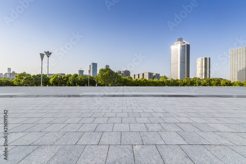 Panoramiczna linia horyzontu i nowoczesne biurowce z pustą drogą, pustą betonową posadzką