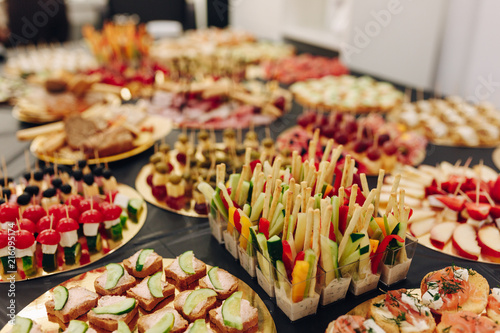 Εκτύπωση καμβά catering banquet table with tiny sandwiches