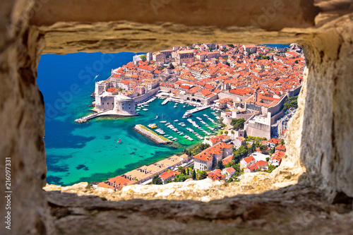 Fotografi Dubrovnik historic city and harbor aerial view through stone window from Srd hil