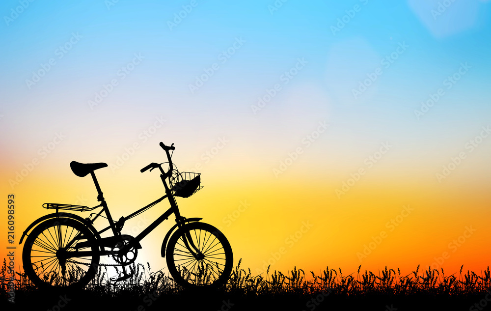 Obraz premium silhouette vintage bike on sunrise