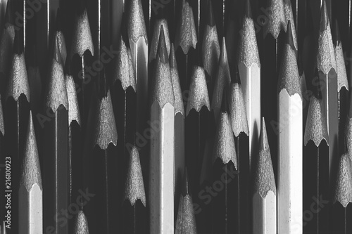 Fotografia A very OCD triggering closeup photo of a messy and haphazard stack of very sharp colored pencils in a very high contrast popping Black and White