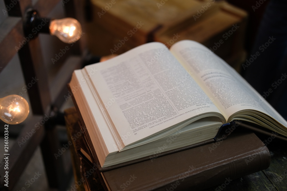 Obraz premium A detailed book against the backdrop of a box and lamps