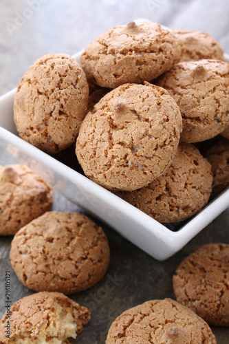 фотографія traditional ameretti biscuits in dish
