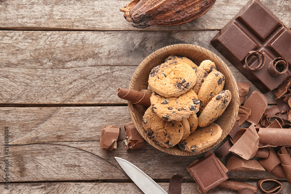 Fototapeta premium Delicious chocolate curls with cookies on table