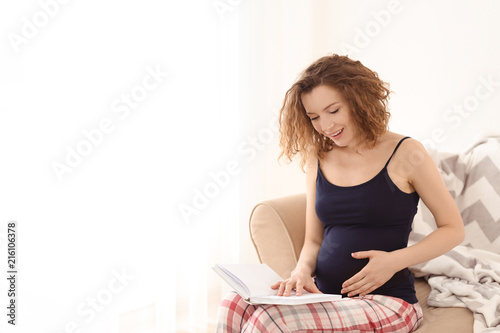 Beautiful pregnant woman re...