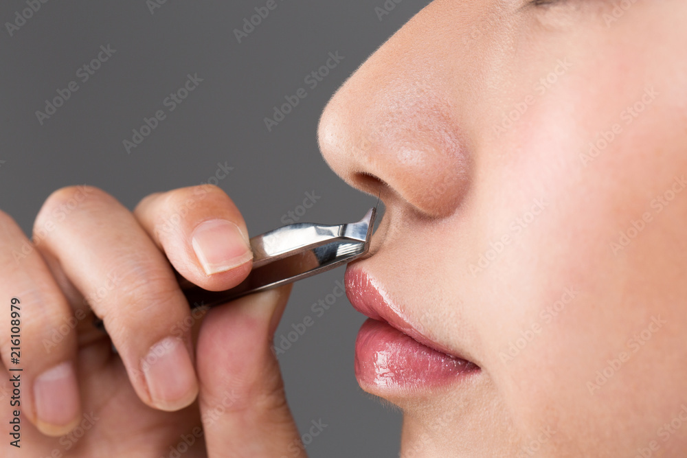 鼻毛を抜く女性 Stock Photo Adobe Stock
