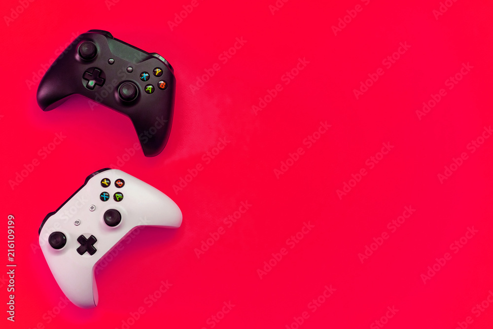 Được thiết kế tinh tế với màu đen trắng thanh lịch, tay cầm Xbox One S thể hiện sự sang trọng và đầy phong cách. Đây là một lựa chọn hoàn hảo cho những game thủ yêu thích sự tối giản và tinh tế.