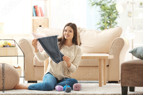 Young woman knitting warm s...