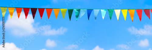 bunte wimpel am blauen himmel, hintergrund für sommer partys photo