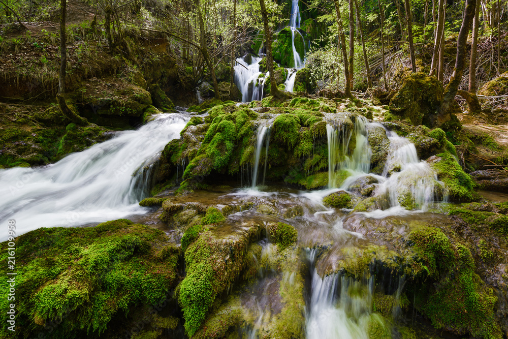 Fototapeta premium Cascadas de la Tobería en la sierra de Entzia, Euskadi, España