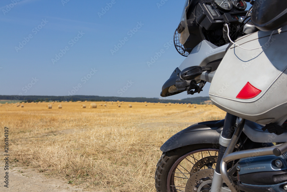 Obraz premium Motocykl w terenie