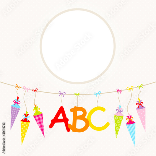 Hängende bunte Schultüten & ABC Beige Punkte