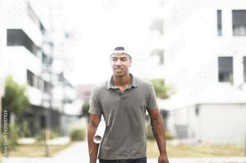Junger Mann sportlich gehend mit Mütze © SundGo