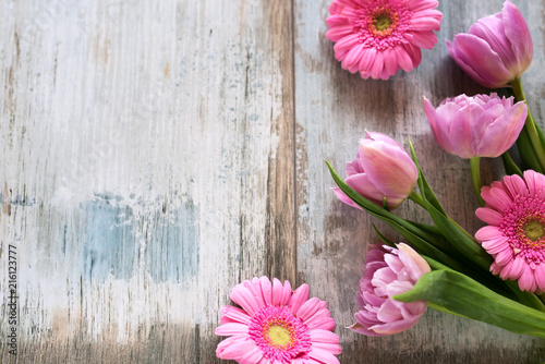 Fototapeta Naklejka Na Ścianę i Meble -  Pink flowers on gray vintage planks