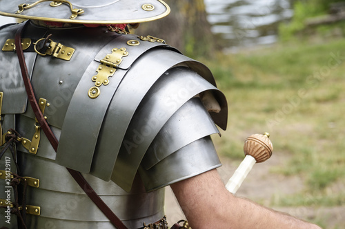 Foto detail of an ancient roman soldier, legionnaire or centurion in metal armor at a