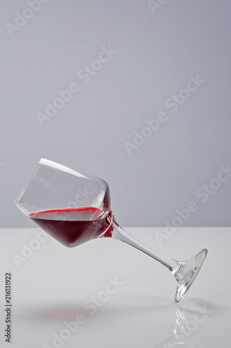 copa de vino cayendo