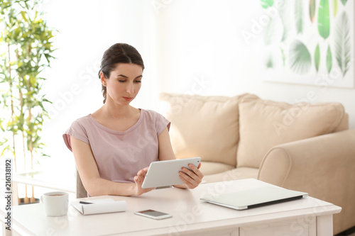Young female freelancer wor...