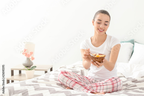 Beautiful young woman eatin...